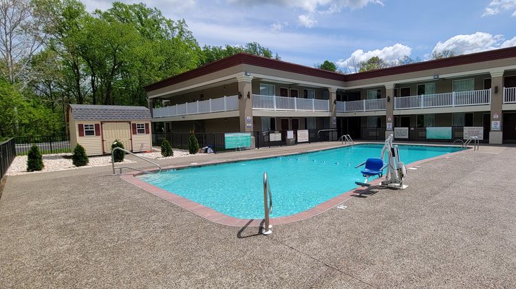 HomeTowne Studios Bordentown McGuire AFB Pool