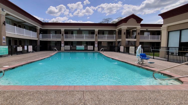 HomeTowne Studios Bordentown McGuire AFB Pool