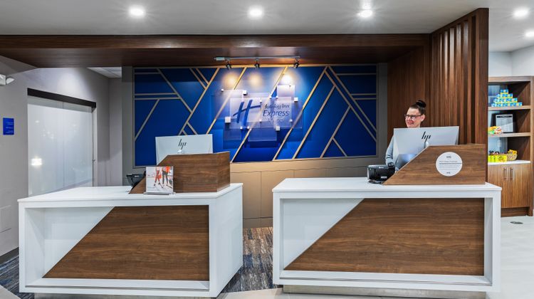 Holiday Inn Express & Suites Houston SW Lobby
