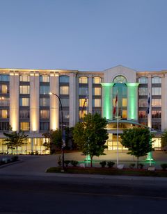 Holiday Inn & Suites Montreal Airport