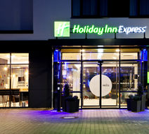 Holiday Inn Express Airport Exterior