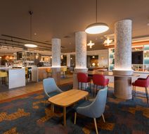 Holiday Inn Edinburgh Lobby