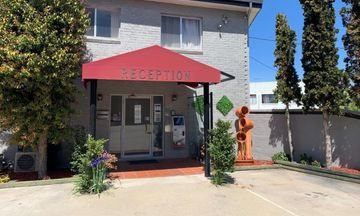 Crest Motor Inn