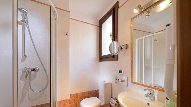 Ambassador Tre Rose Hotel Room