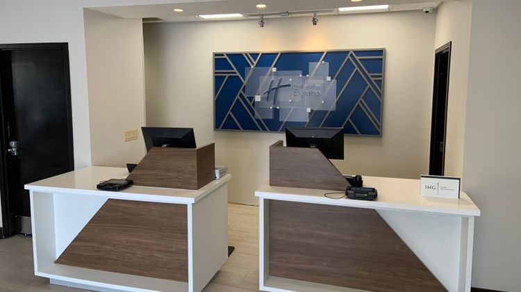 Holiday Inn Express Hotel & Suites Lobby