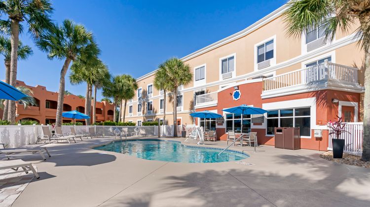 Holiday Inn Express Lady Lake Pool