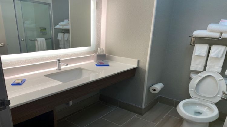 Holiday Inn Express & Suites Room