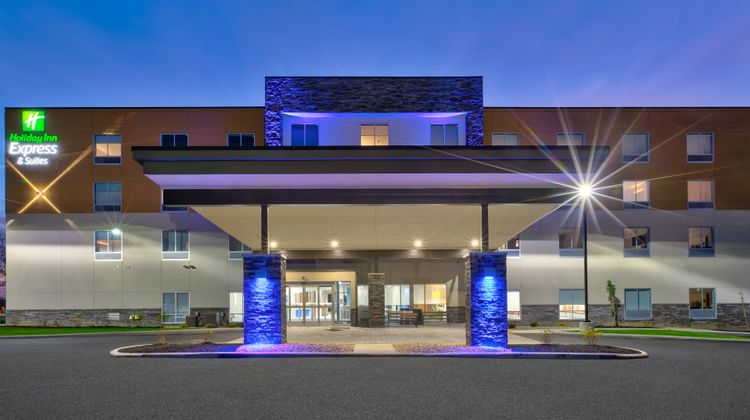 Holiday Inn Express & Suites Wooster Exterior