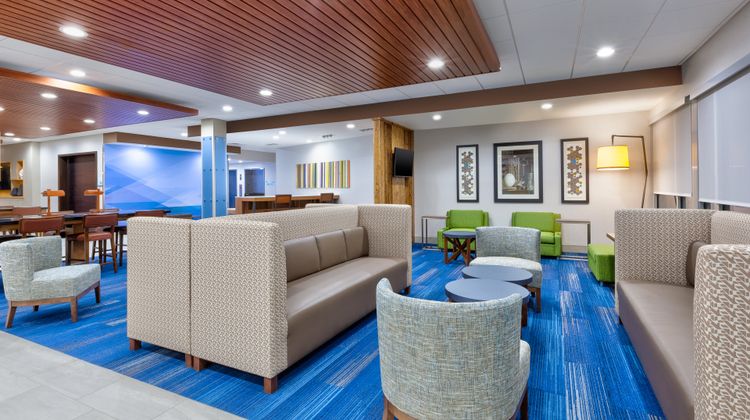 Holiday Inn Express & Suites Wooster Lobby