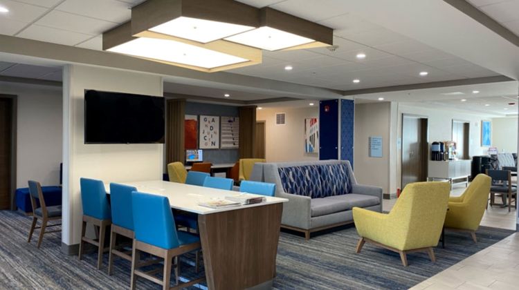 Holiday Inn Express & Suites Lobby
