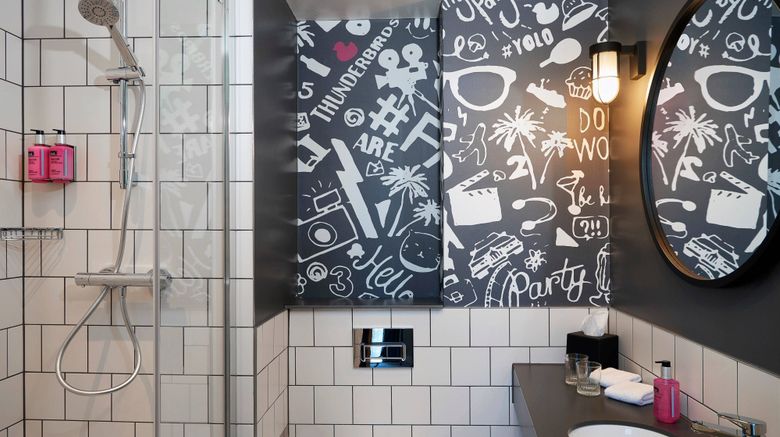 <b>Moxy Slough Room</b>. Images powered by <a href="https://www.leonardoworldwide.com/" title="Leonardo Worldwide" target="_blank">Leonardo</a>.