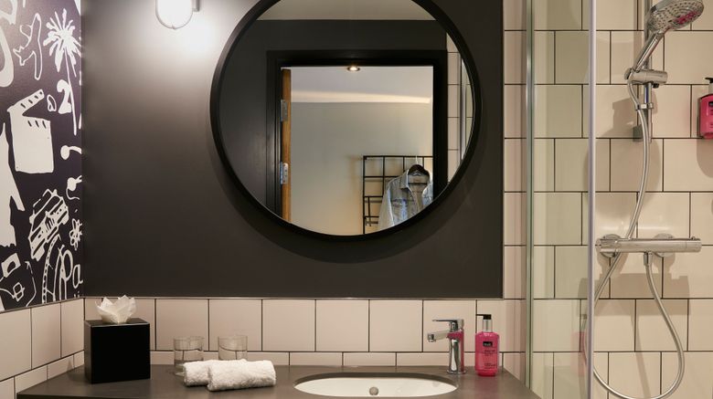 <b>Moxy Slough Room</b>. Images powered by <a href="https://www.leonardoworldwide.com/" title="Leonardo Worldwide" target="_blank">Leonardo</a>.