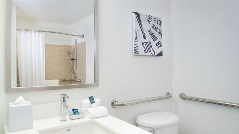 <b>Four Points by Sheraton Louisville Arpt Room</b>. Images powered by <a href="https://www.leonardoworldwide.com/" title="Leonardo Worldwide" target="_blank">Leonardo</a>.
