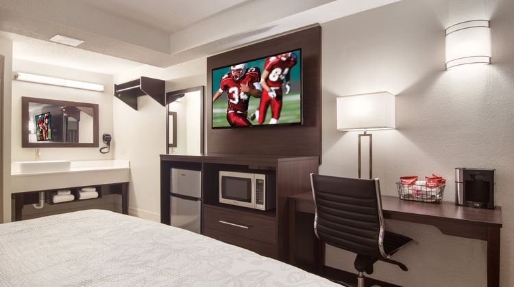 Red Roof PLUS+ & Suites Erie Room