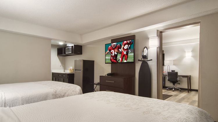 Red Roof PLUS+ & Suites Erie Room