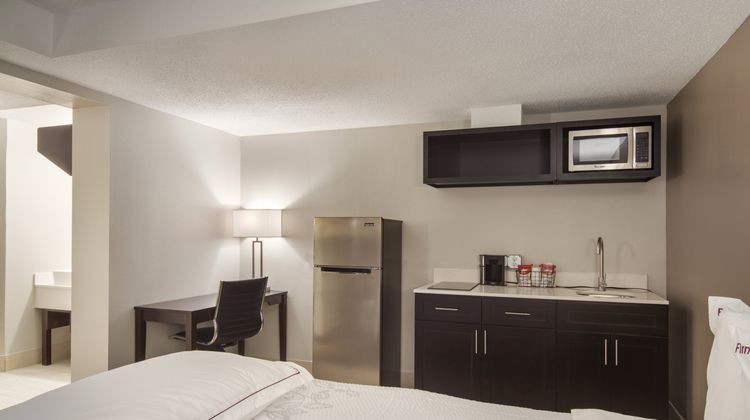 Red Roof PLUS+ & Suites Erie Room