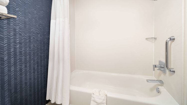 Fairfield Inn and Suites Austin South Room