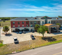 Holiday Inn Express Hotel & Suites Exterior