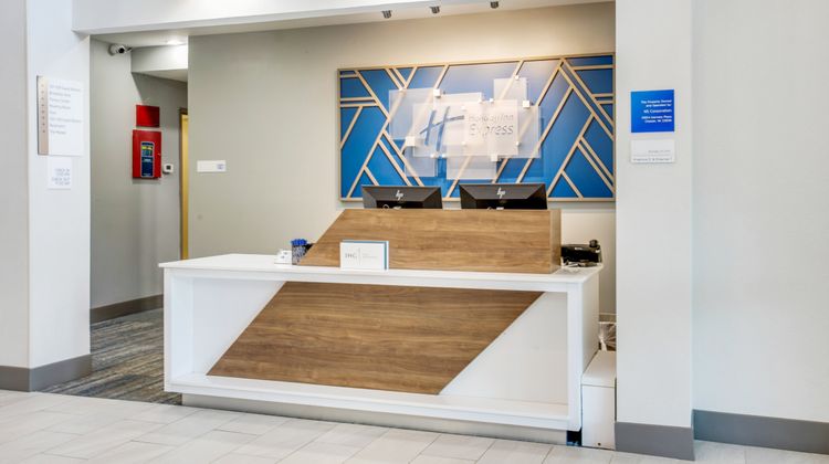 Holiday Inn Express Gloucester Lobby