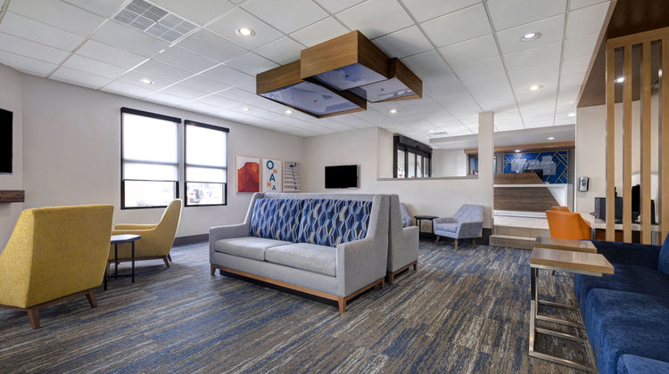 Holiday Inn Express Omaha West - 90th St Lobby