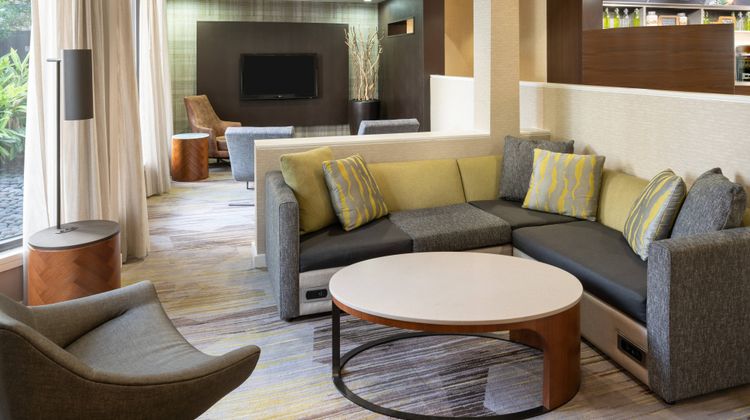 Courtyard by Marriott Orlando Airport Lobby