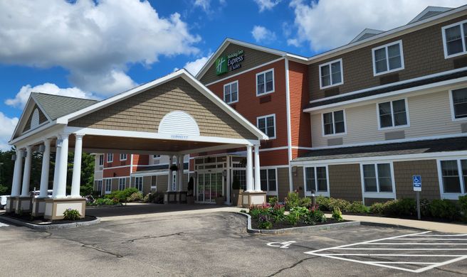 Holiday Inn Express Hotel & Suites Exterior