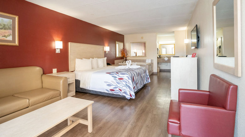 <b>Red Roof Inn & Suites Pigeon Forge Pkwy Room</b>. Images powered by <a href="https://www.leonardoworldwide.com/" title="Leonardo Worldwide" target="_blank">Leonardo</a>.