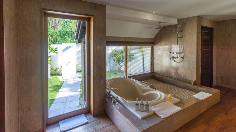 <b>The St Regis Bora Bora Resort Room</b>. Images powered by <a href="https://www.leonardoworldwide.com/" title="Leonardo Worldwide" target="_blank">Leonardo</a>.