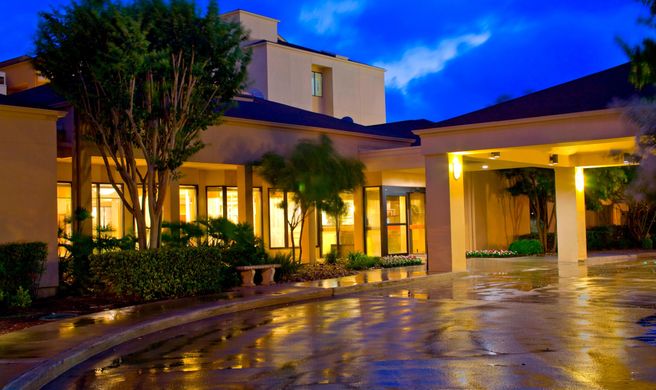 Courtyard by Marriott Airport Exterior