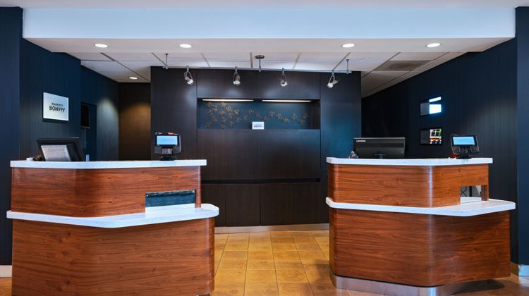 Courtyard by Marriott Airport Exterior