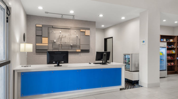 Holiday Inn Express Hotel & Suites Lobby