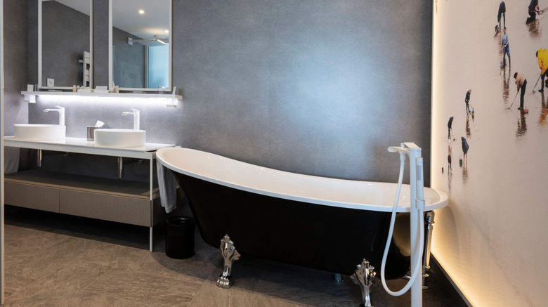 <b>Domaine de Rochevilaine Room</b>. Images powered by <a href="https://www.leonardoworldwide.com/" title="Leonardo Worldwide" target="_blank">Leonardo</a>.