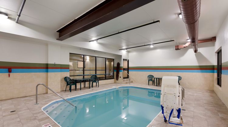 Red Roof Inn & Suites Columbus - W Broad Pool
