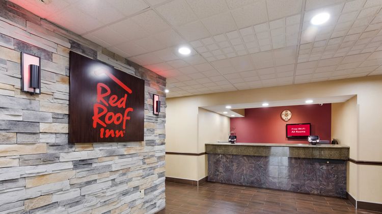 Red Roof Inn & Suites Columbus - W Broad Lobby