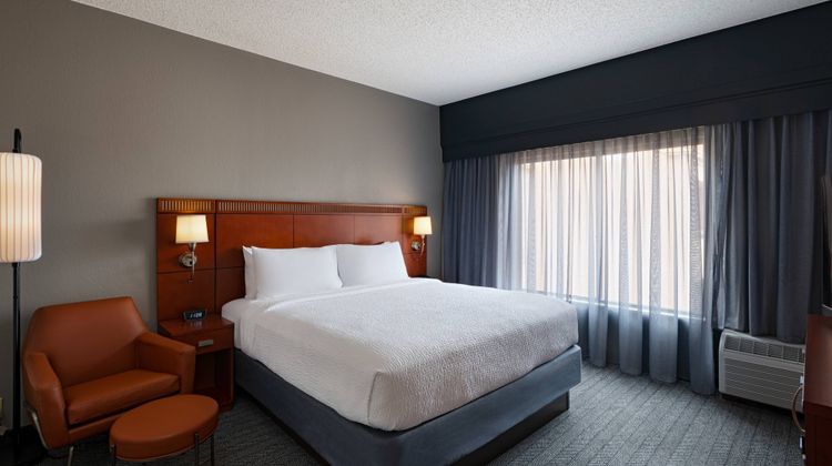 Courtyard by Marriott Airport Suite