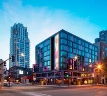 Moxy Chicago Downtown Exterior