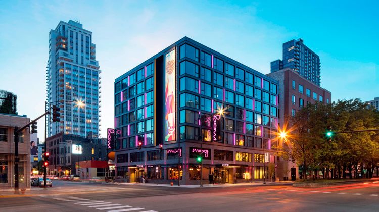 Moxy Chicago Downtown Exterior