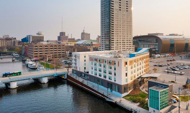 aloft Milwaukee Downtown Exterior
