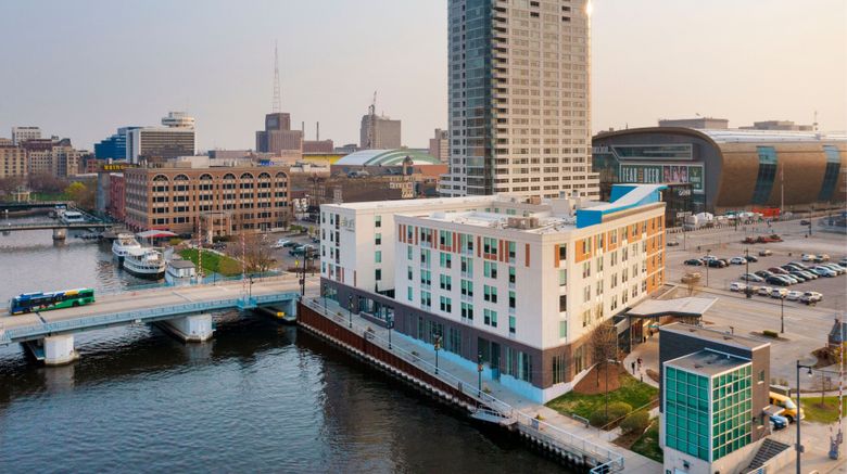 aloft Milwaukee Downtown Exterior. Images powered by <a href="https://www.leonardoworldwide.com" target="_blank" rel="noopener">Leonardo</a>.