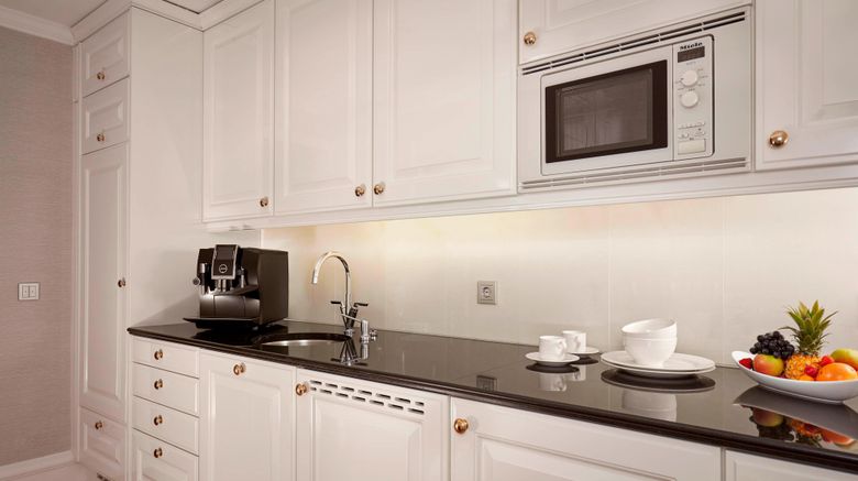 <b>The Ritz-Carlton, Berlin Suite</b>. Images powered by <a href="https://www.leonardoworldwide.com/" title="Leonardo Worldwide" target="_blank">Leonardo</a>.