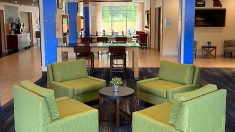 Holiday Inn Express & Suites North Lobby