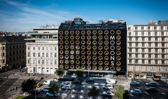 MOOONS Hotel Exterior