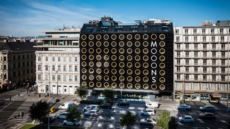 MOOONS Hotel Exterior