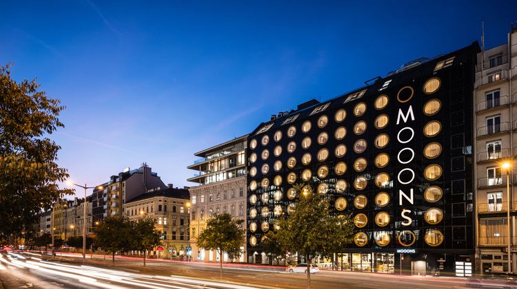 MOOONS Hotel Exterior
