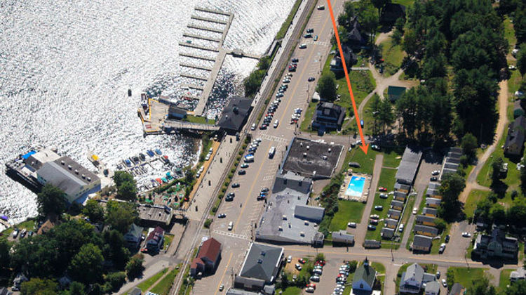 Half Moon Motel & Cottages Beach