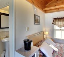 Half Moon Motel & Cottages Lobby