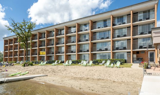 Holiday Inn Detroit Lakes Exterior