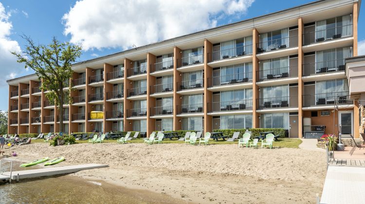 Holiday Inn Detroit Lakes Exterior