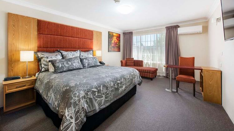 Winning Post Motel Suite