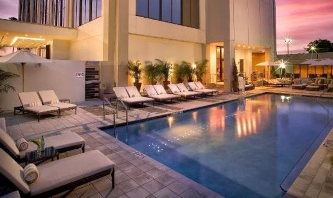 EB Hotel Miami Exterior